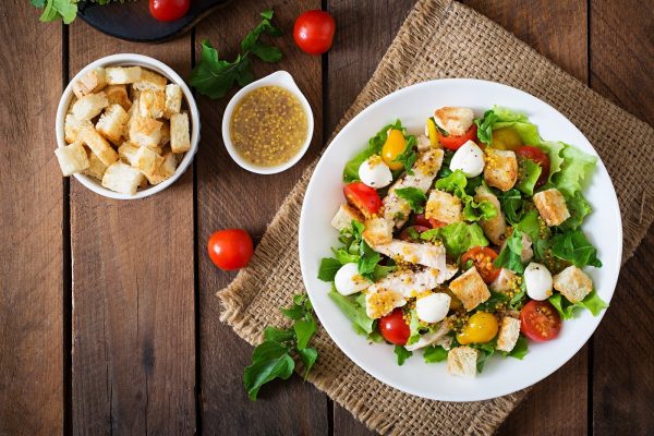 Có những loại sốt nào thích hợp để trộn với salad chay giảm cân?
